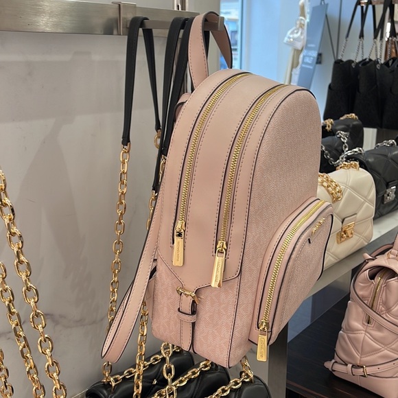 MICHAEL KORS JAYCEE MEDIUM BACKPACK
LIGHT POWDER BLUSH SIGNATURE COLOR - Picture 4 of 16